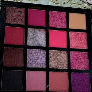 La girl break free eyeshadow palette